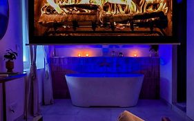 Suite romantique avec jacuzzi et cinéma privé - Suite Meraki